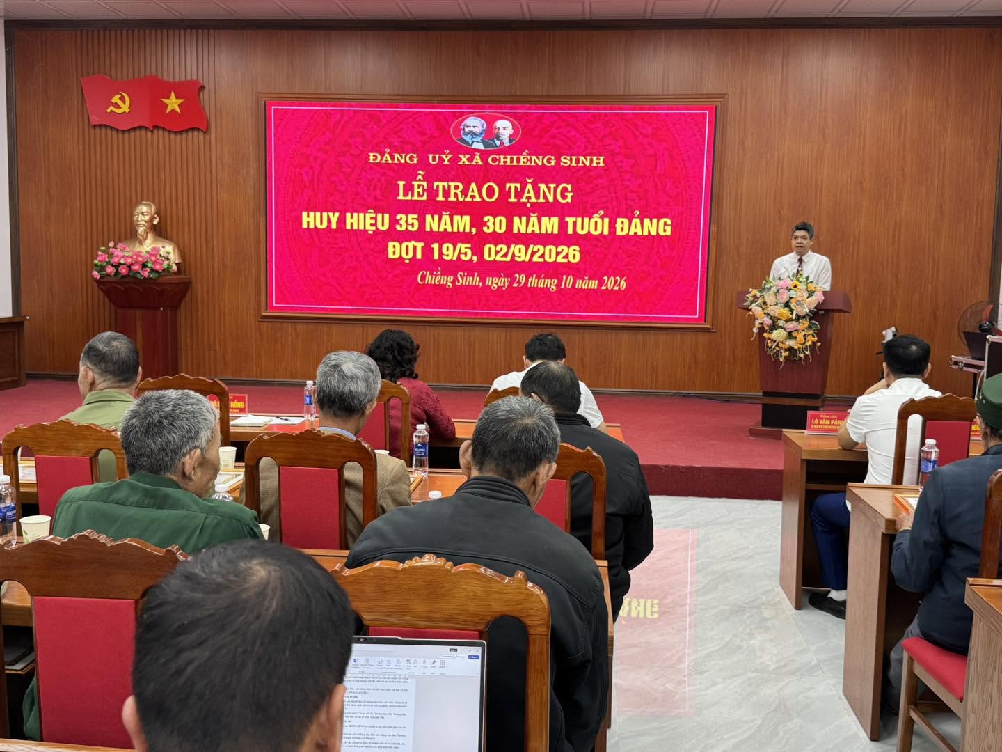 ĐẢNG ỦY XÃ CHIỀNG SINH TRAO TẶNG HUY HIỆU ĐẢNG CHO 18 ĐẢNG VIÊN