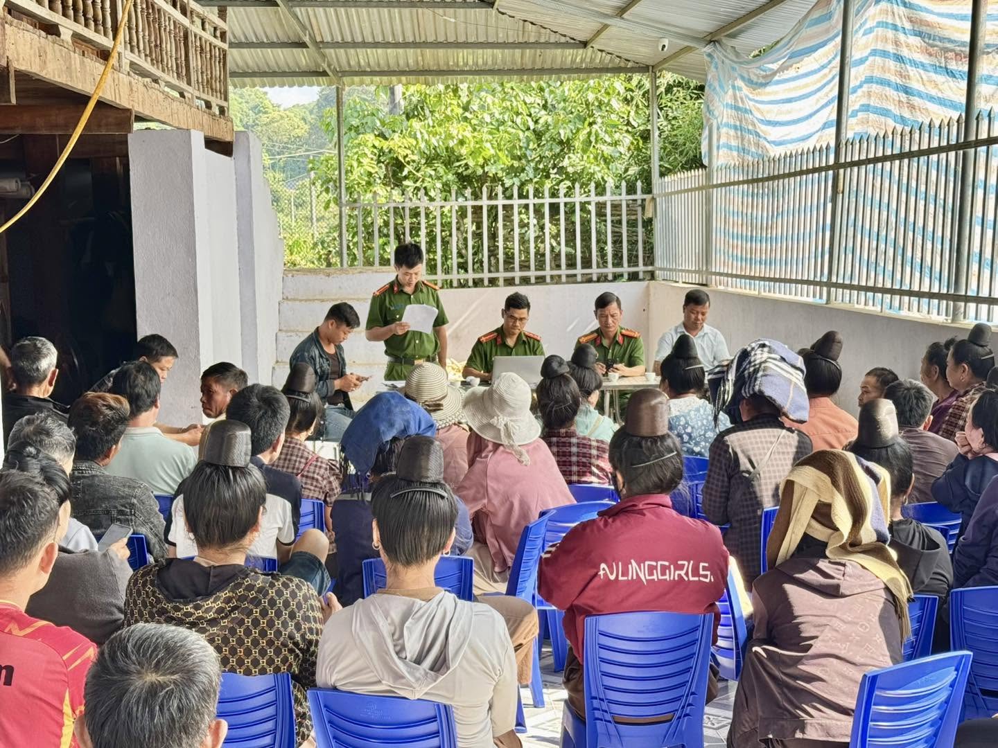 CÔNG AN XÃ CHIỀNG SINH HỖ TRỢ NGƯỜI DÂN BẢN HUỔI HỐC TÍCH HỢP THÔNG TIN VÀO VNEID