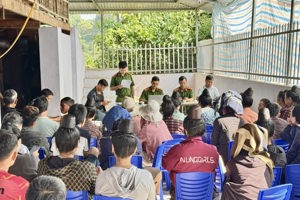 CÔNG AN XÃ CHIỀNG SINH HỖ TRỢ NGƯỜI DÂN BẢN HUỔI HỐC TÍCH HỢP THÔNG TIN VÀO VNEID