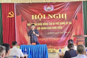 BÍ THƯ ĐẢNG UỶ XÃ CHIỀNG SINH ĐỐI THOẠI VỚI NHÂN DÂN BẢN THÍN